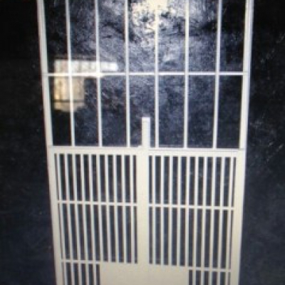 Bifold kendi-Gate for fire escape