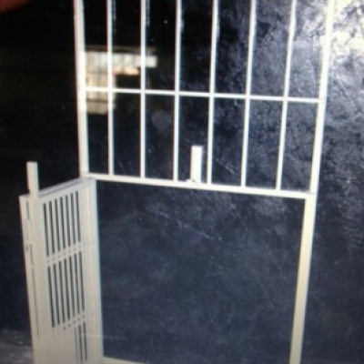 Bifold kendi-Gate for fire escape